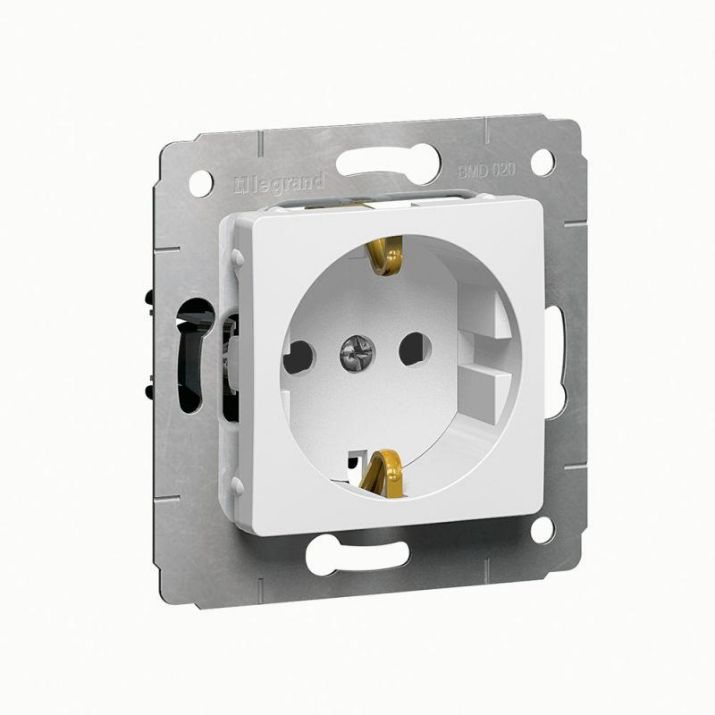 Изображение Розетка 1-м СП Cariva 16А IP20 2P+E защ. шторки немецк. стандарт винтов. клеммы механизм бел. (DIY-упак.) Leg 695947